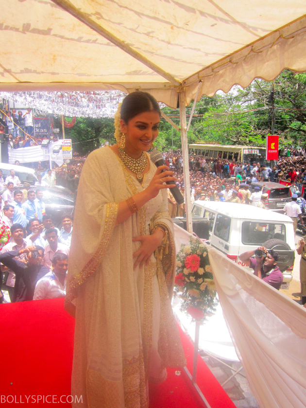 Aishwaryajewlerylaunch02 Thousands of Fans Turn Out to See Aishwarya Rai Bachchan at Kalyan Jewellers store launch!