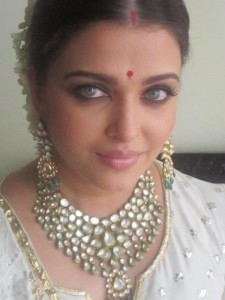 aishjewelrylaunch03 225x300 Thousands of Fans Turn Out to See Aishwarya Rai Bachchan at Kalyan Jewellers store launch!