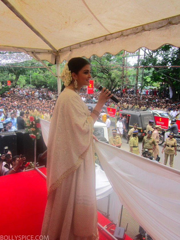 aishwaryajewelerylaunch01 Thousands of Fans Turn Out to See Aishwarya Rai Bachchan at Kalyan Jewellers store launch!
