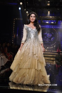 Kareena Kapoor in a stunning Mansh Malhotra outfit 199x300 Kareena Kapoor in a stunning Mansh Malhotra outfit