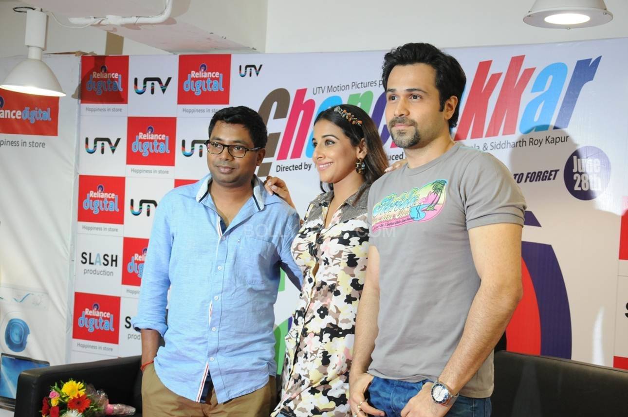 Emraan and Vidya Pose at the Reliance Digital Store