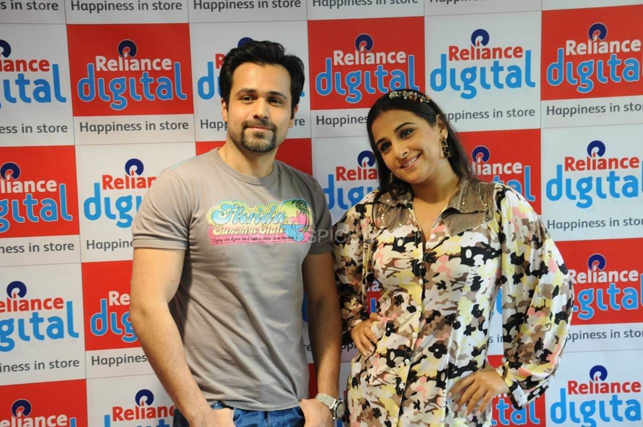 Emraan and Vidya strike a Pose for the shutterbugs at Reliance Digital.