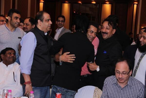 13jul_Salman-SRK-Hug01