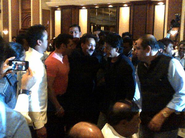 13jul_Salman-SRK-Hug02