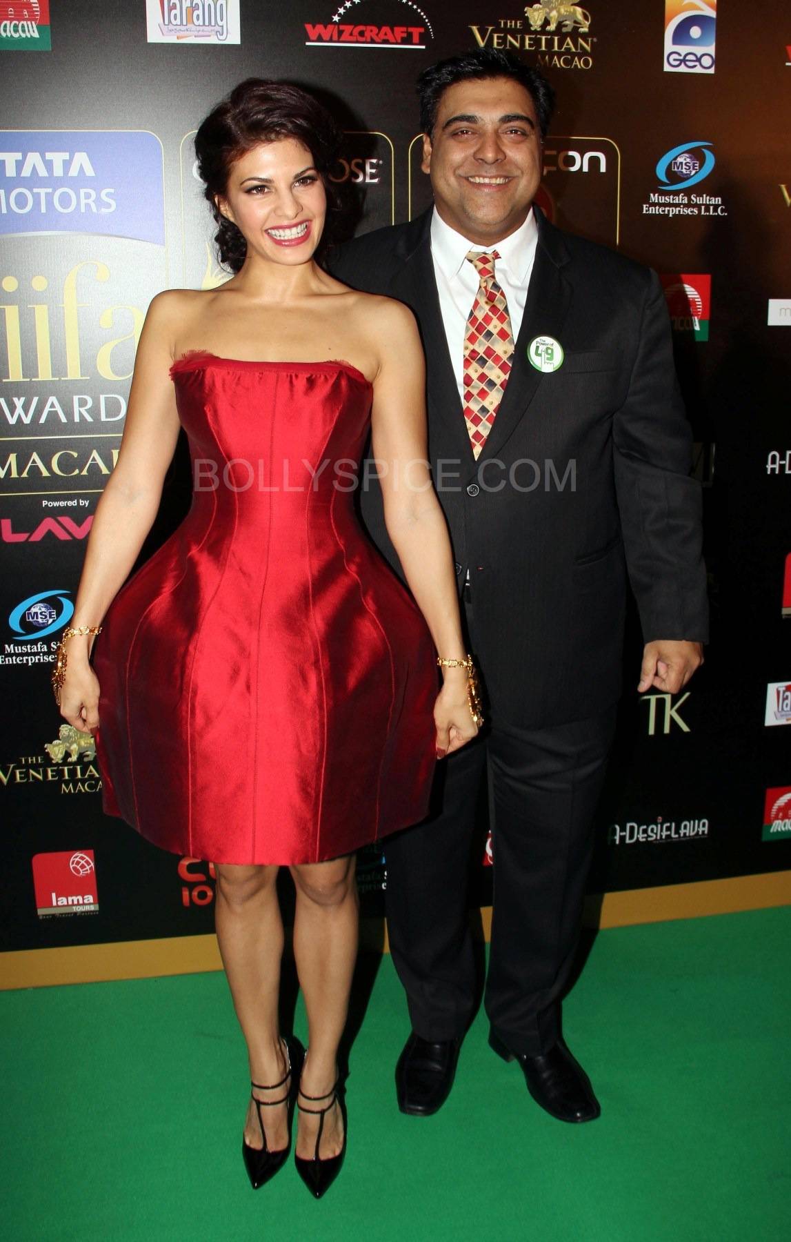 Jacquline Fernandez and Ram Kapoor at IIFA Rocks Green carpet