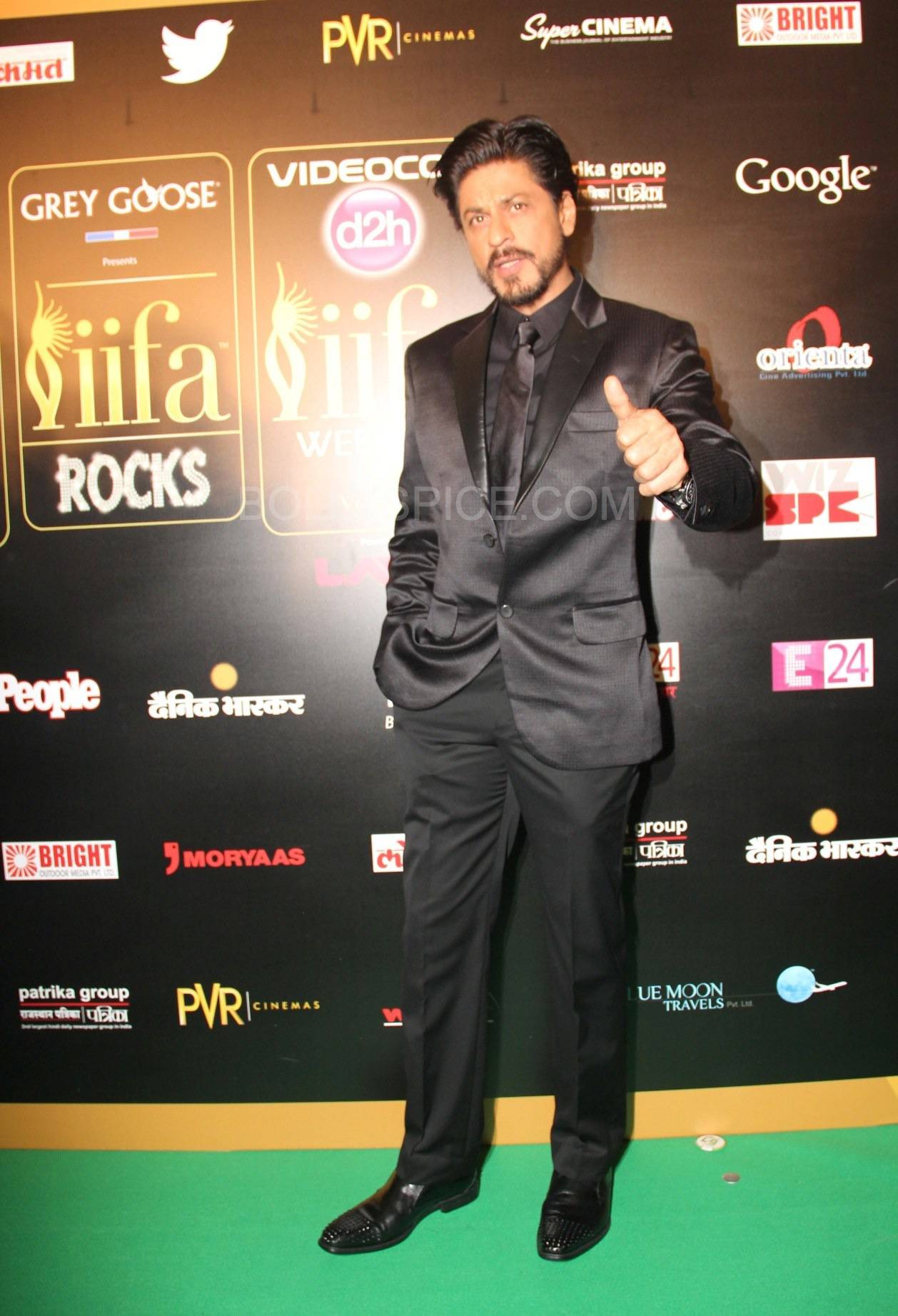 Shahrukh Khan at IIFA Rocks Green carpet
