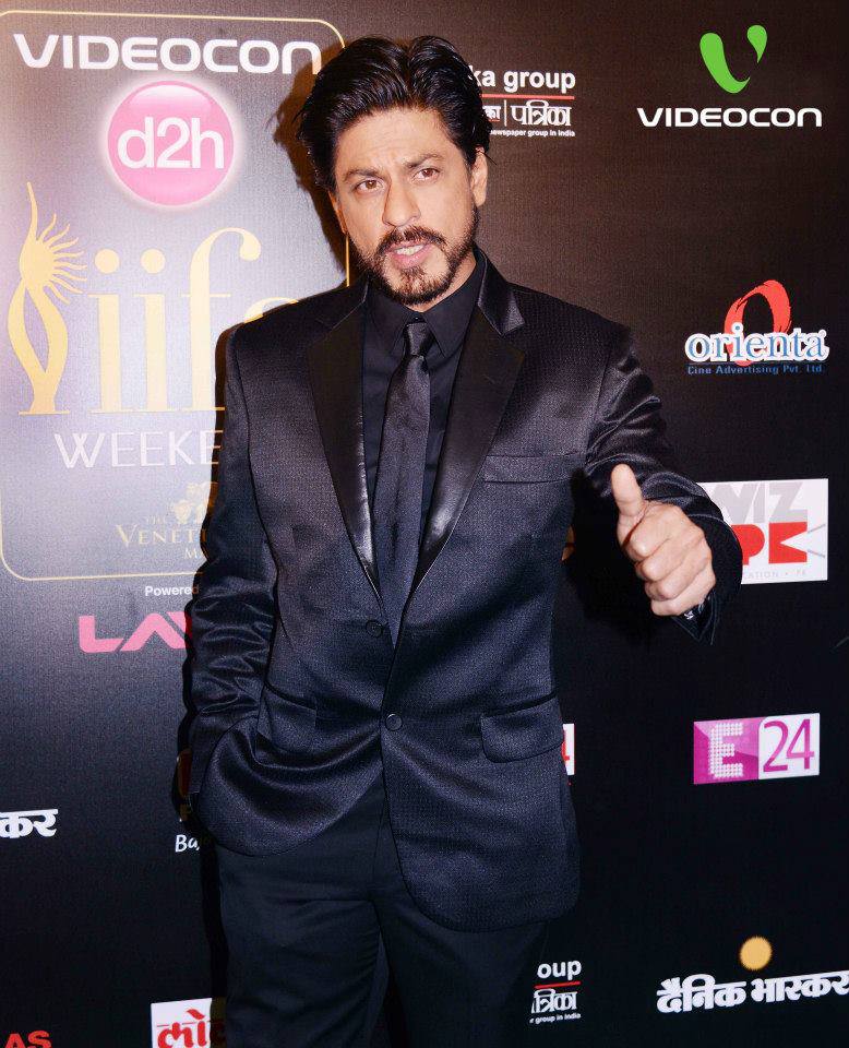 Shahrukh Khan at IIFA Rocks Green carpet02