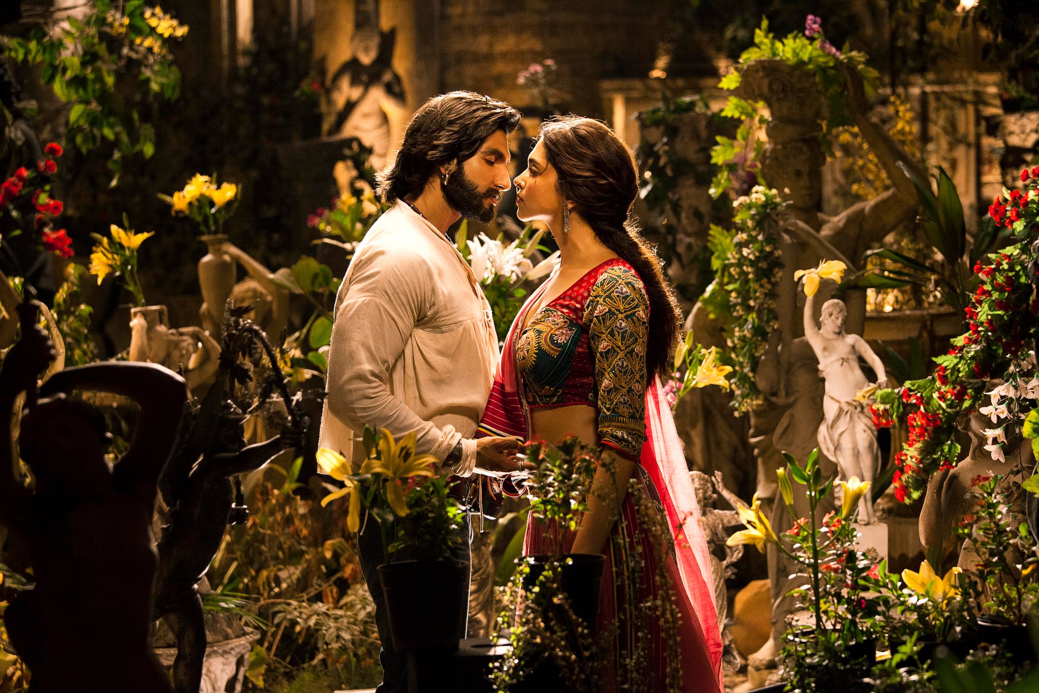 http://bollyspice.com/wp-content/uploads/2013/11/13nov_Ranveer-RamLeela05.jpg