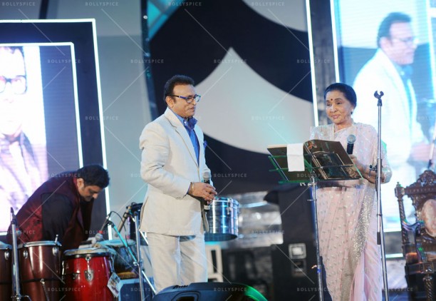 ACTOR ANNU KAPOOR & SINGER ASHA BHOSLE AT UTSAV 2014 EVENT IN KOLKATA