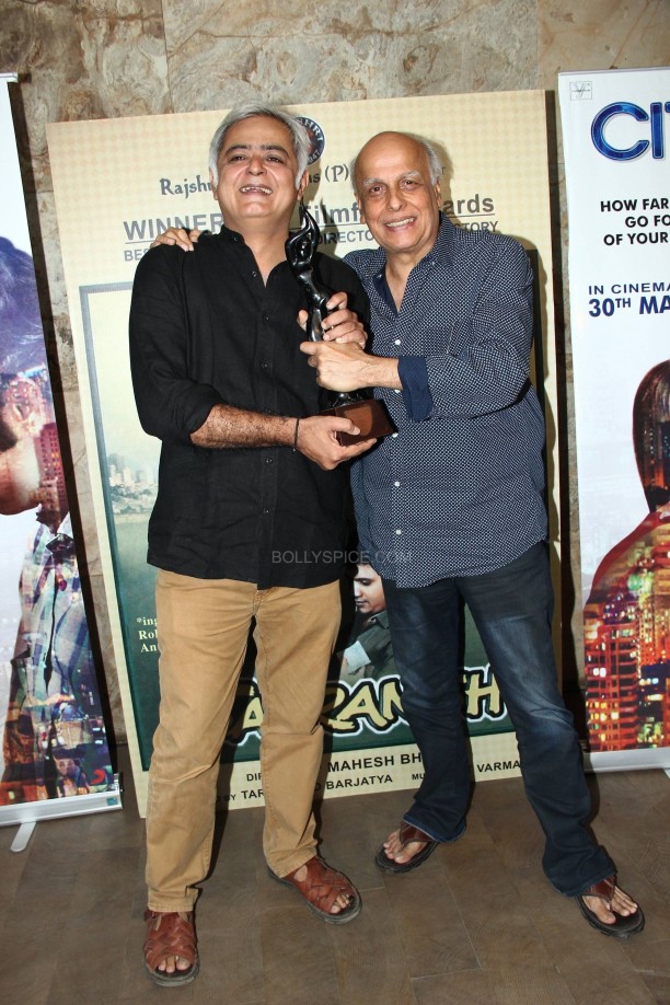 Mahesh Bhatt hands over the award to Hansal Mehta (1)