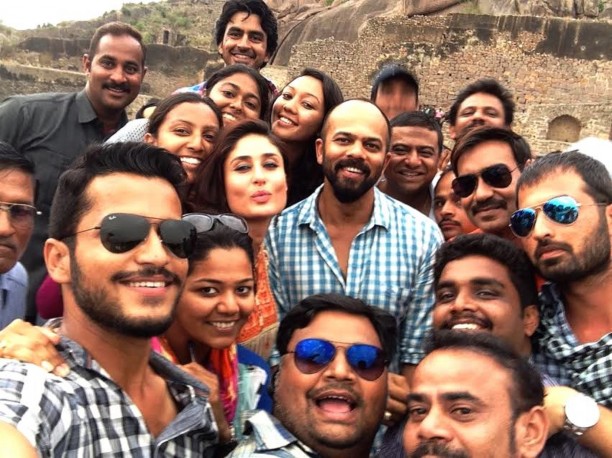 Kareena Kapoor-Rohit Shetty-Ajay Devgn with the Crew