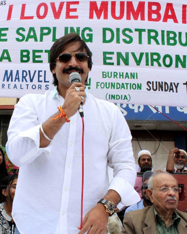 14aug_VivekOberoi-SaplingDistribution02