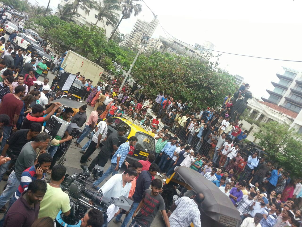 Crowd on the sets of Action Jackson