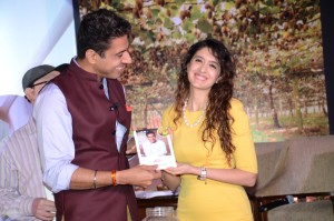 Chef Ranveer gifts Pooja Makhija a SunGold kiwifruit recipe book