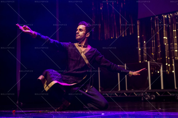 Award Winning British Contemporary Dancer Aakash Odedra performed for the audience and especially for his Guru Shiamak after nine years.