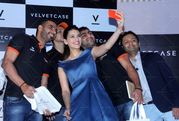 Kriti Sanon launches velvet case (26)