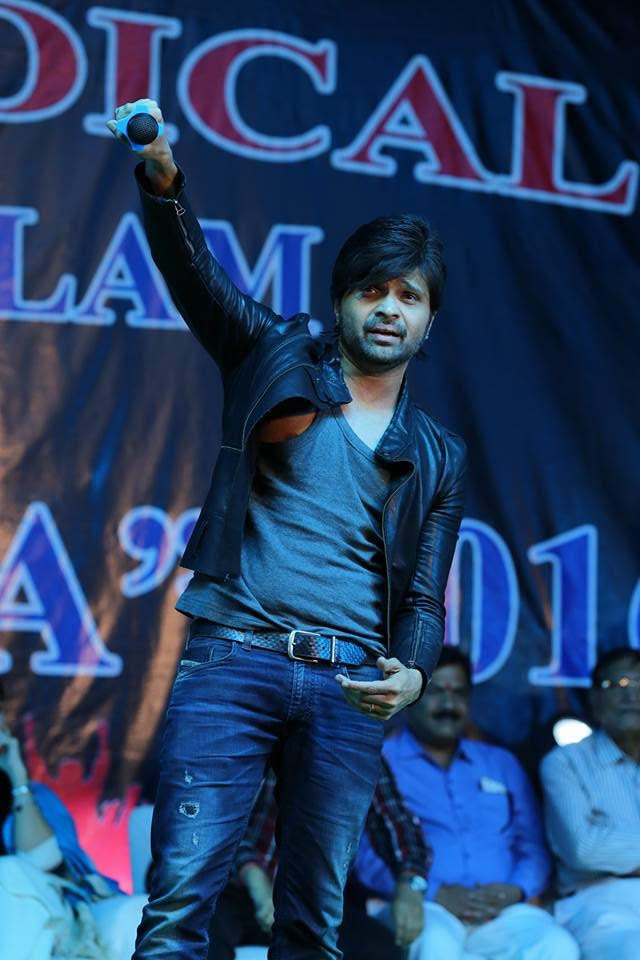 Himesh Reshammiya performs in Ratlam, India 1