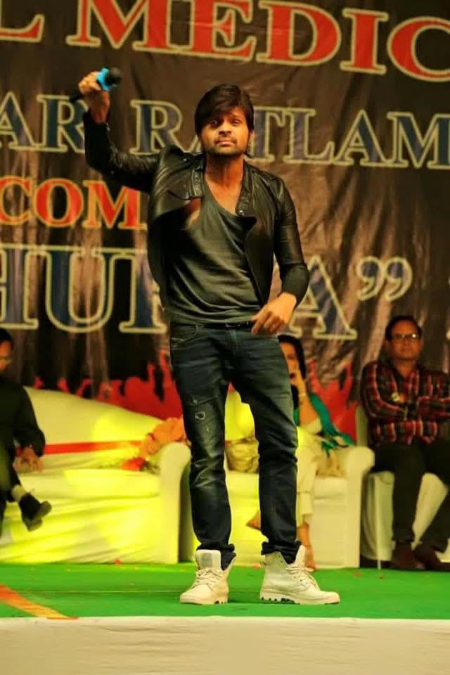 Himesh Reshammiya performs in Ratlam, India 3