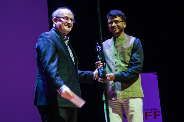 Salman Rushdie presenting the award for Best Film accepted by Umesh Vinayak Kulkarni for HIGHWAY who also won Best Director for the film. Photo credit: Mo Pitz