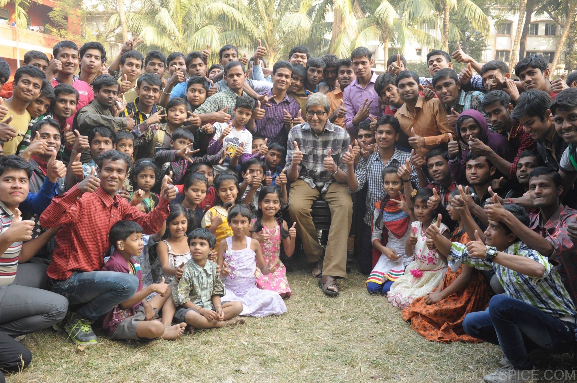 Mr Bachchan with the children of Calcutta Deaf & Dumb School (1)