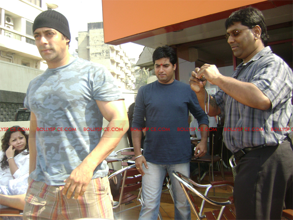 Salman Khan Goes for Coffee and Creates a Stir! | BollySpice.com – The latest movies, interviews in Bollywood