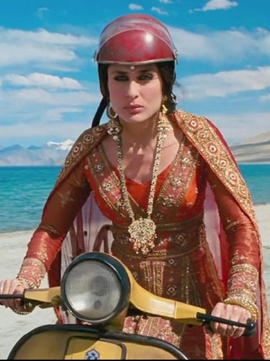 Kareena Kapoor 3 Idiots Scooter : Kareena Kapoor S Bts Videos From 3