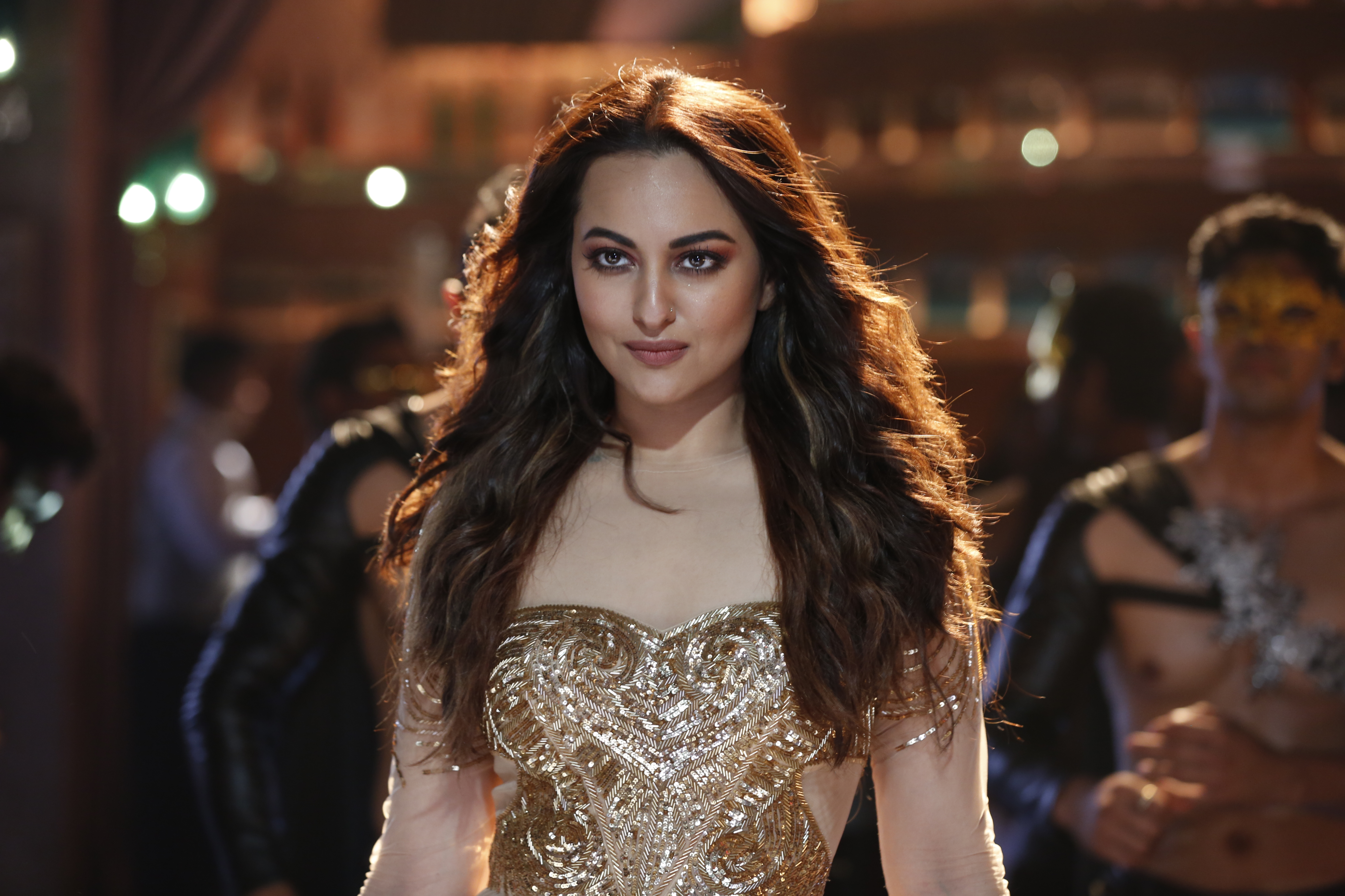 [Image: Sonakshi-Total-Dhamaal-song-Mungda-2.jpg]